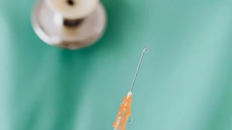 Primul vaccin personalizat împotriva cancerului reduce riscul de recidivă, potrivit unui studiu clinic de amploare